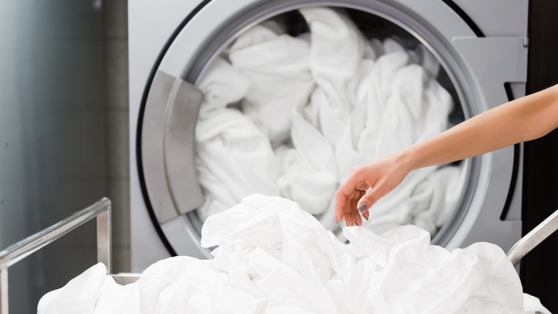 Featured image for “How to Dry Bedsheets in the Dryer”